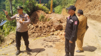 Pastikan Akses Pulih, Kapolsek Muara Siau Tinjau Langsung Penanganan Longsor di Ladang Panjang